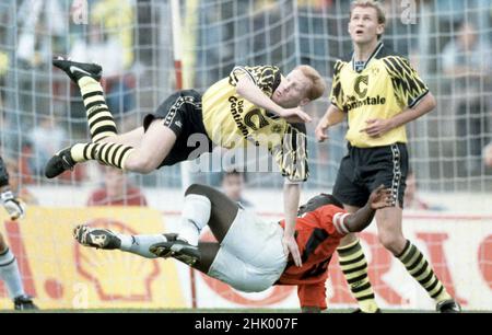 Bochum, Deutschland. 01st Feb, 2022. firo: Fuvuball: Fußball: Archivfotos, Archivfoto 1.Bundesliga, Saison 1994/1995, 94/95 Eintracht Frankfurt - BVB, Borussia Dortmund Matthias Sammer, Duels, Versus, Anthony Yeboah Credit: dpa/Alamy Live News Stockfoto