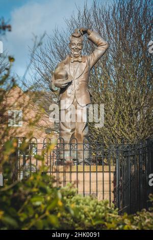 Statue von Stan Laurel (von Laurel und Hardy), der seinen Kopf kratzt und seinen charakteristischen Melone-Hut hält. Dockwray Square, North Shields. Stockfoto