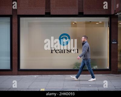 Pendler Pearson plc, ein britisches Verlags- und Bildungsunternehmen mit Büros in London, läuft am Hauptsitz des Pearson Education Company im Zentrum von London vorbei. Stockfoto