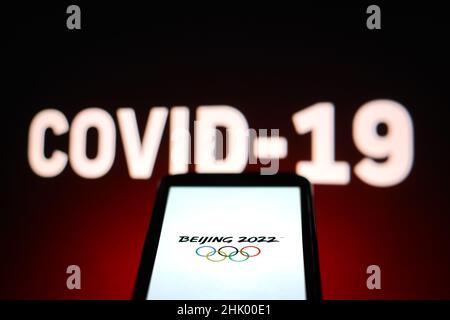 Polen. 01st. Februar 2022. Auf dieser Fototafel ist ein Logo der Olympischen Winterspiele 2022 in Peking zu sehen, das vor einer Inschrift covid-19 zu sehen ist. Kredit: SOPA Images Limited/Alamy Live Nachrichten Stockfoto