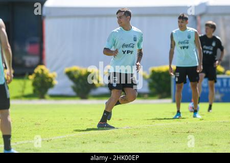 Buenos Aires, Argentinien. 31st Januar 2022. Paulo Débala aus Argentinien in Aktion während einer Trainingseinheit. Argentinische Fußballspieler trainieren vor dem Qualifikationsspiel der FIFA Fußball-Weltmeisterschaft 2022 in Katar gegen Kolumbien beim argentinischen Fußballverband in Ezeiza. Kredit: SOPA Images Limited/Alamy Live Nachrichten Stockfoto