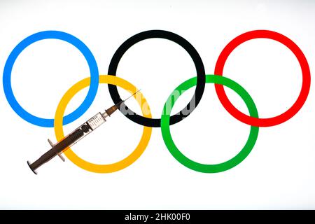 Polen. 31st Januar 2022. In dieser Abbildung ist eine medizinische Spritze vor dem logo der olympischen Spiele zu sehen. Kredit: SOPA Images Limited/Alamy Live Nachrichten Stockfoto