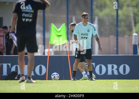 Buenos Aires, Argentinien. 31st Januar 2022. Paulo Débala aus Argentinien in Aktion während einer Trainingseinheit. Argentinische Fußballspieler trainieren vor dem Qualifikationsspiel der FIFA Fußball-Weltmeisterschaft 2022 in Katar gegen Kolumbien beim argentinischen Fußballverband in Ezeiza. Kredit: SOPA Images Limited/Alamy Live Nachrichten Stockfoto