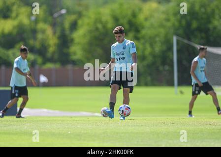 Buenos Aires, Argentinien. 31st Januar 2022. Julian Alvarez aus Argentinien spielt den Ball während einer Trainingseinheit. Argentinische Fußballspieler trainieren vor dem Qualifikationsspiel der FIFA Fußball-Weltmeisterschaft 2022 in Katar gegen Kolumbien beim argentinischen Fußballverband in Ezeiza. Kredit: SOPA Images Limited/Alamy Live Nachrichten Stockfoto