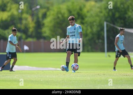 Buenos Aires, Argentinien. 31st Januar 2022. Julian Alvarez aus Argentinien spielt den Ball während einer Trainingseinheit. Argentinische Fußballspieler trainieren vor dem Qualifikationsspiel der FIFA Fußball-Weltmeisterschaft 2022 in Katar gegen Kolumbien beim argentinischen Fußballverband in Ezeiza. (Foto: Manuel Cortina/SOPA Images/Sipa USA) Quelle: SIPA USA/Alamy Live News Stockfoto