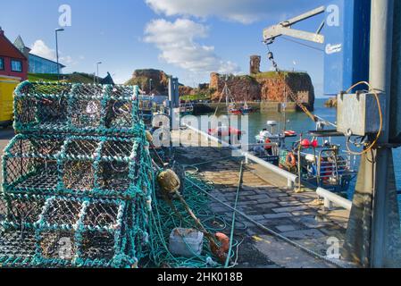 Blick nach Westen über Dunbar Harbour zu den alten historischen Burgruinen. Schöner klarer Tag. East Lothian, Schottland, Großbritannien Stockfoto