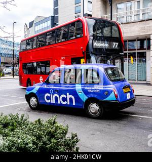 London England Großbritannien, 29. Januar 2022, traditionelles rotes Londoner Doppeldeck-Bus und Cinch Gesponsertes schwarzes Taxi ohne Leute Stockfoto