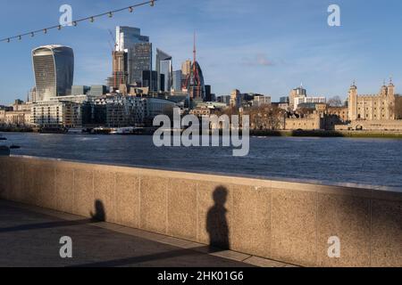 Ein Stadtbild der Stadt London von der Southbank aus, einen Tag bevor Premierminister Boris Johnson in die Ukraine fliegt. Inmitten der Spannungen zwischen der Ukraine und Russland droht die britische Regierung erneut mit Wirtschaftssanktionen gegen den russischen Präsidenten Putin-freundliche Oligarchen, die, so wird vermutet, am 31st. Januar 2022 in der englischen City of London ihr ‘schmutziges Geld’ waschen. Die Kampagnengruppe „Transparency International“ sagt, dass geschätzte £1,5bn von britischen Immobilien über die City of London, den Finanzbezirk der britischen Hauptstadt, mit verdächtigen Mitteln aus Russland ausgegeben wurden. Stockfoto