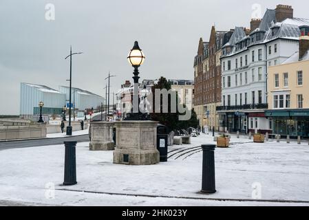 Die Parade gegenüber der Strandpromenade in Margate mit dem Turner Contemporary im Schnee, Margate, Kent, Großbritannien Stockfoto