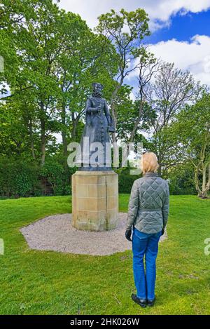 Linlithgow Palace, Gelände. Besucher, Tourist, Blick auf die Statue von Mary Queen of Scots, Geburtsort, West Lothian, Central Scotland, großbritannien Stockfoto