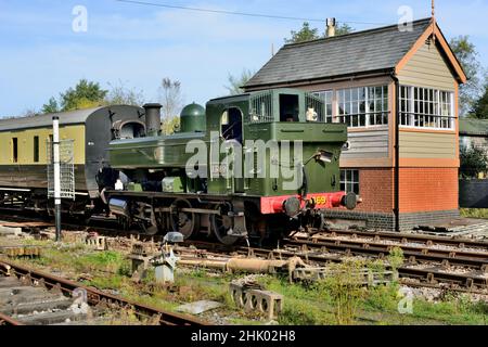 Ein Dampfzug, der am Bahnhof Totnes Riverside auf der South Devon Railway ankommt. (Siehe Hinweis). Stockfoto