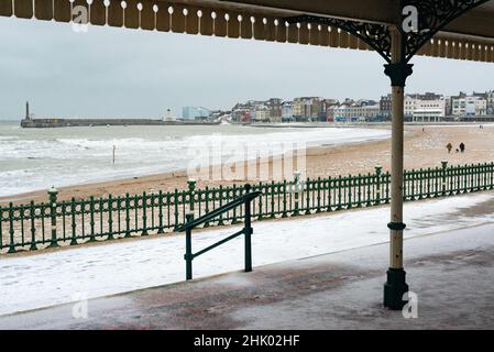 Der Strandschutz und Margate Main Sands im Schnee, Margate, Kent Stockfoto