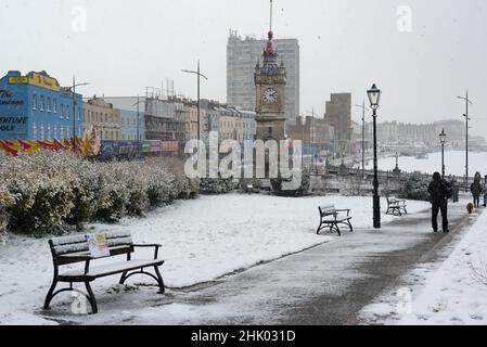 Margate's Marine Gardens, der Uhrenturm, mit Arlington House und Dreamland im Schnee, Margate, Kent, Großbritannien Stockfoto