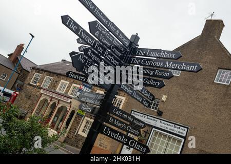 Wegweiser in Masham, North Yorkshire, der Besuchern Wegbeschreibungen zu Attraktionen und Geschäften in der Stadt gibt Stockfoto