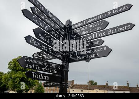 Wegweiser in Masham, North Yorkshire, der Besuchern Wegbeschreibungen zu Attraktionen und Geschäften in der Stadt gibt Stockfoto