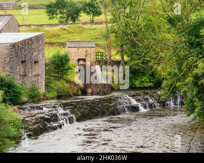 Der Fluss Bain bei Bainbridge in Wensleydale mit sichtbarem Wasserkraft-Programm für erneuerbare Energien Stockfoto