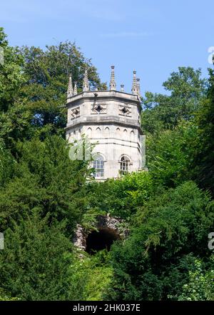 Sommeransicht des Octagon Tower, einem Gartengebäude in Studley Royal in der Nähe von Ripon Stockfoto