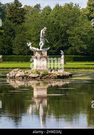 Neptun-Statue in der Mitte des Mondteiches im Studley Royal Water Garden Stockfoto