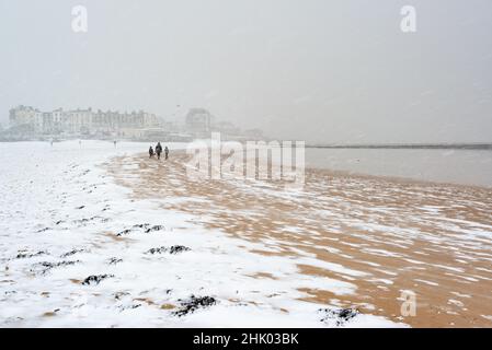 Wandern auf Margate Main Sands im Schnee, Margate, Kent Stockfoto