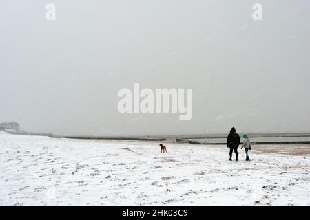 Wandern auf Margate Main Sands im Schnee, Margate, Kent Stockfoto