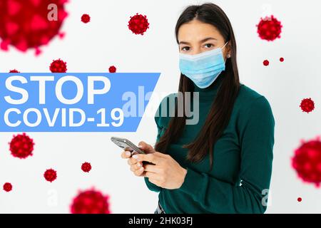 STOP COVID-19 Poster mit Frau, die Maske zwischen fliegenden Viren trägt. Konzept der Gefahr der Verbreitung, des persönlichen Schutzes und des Bewusstseins Stockfoto