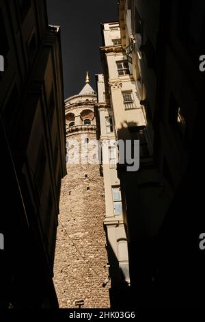 Selektiver Fokus und körniges Foto des istanbul galata Turms aus einer schmalen Straße der lokale Name ist galata kulesi in istanbul. Stockfoto