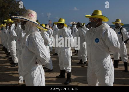 Rayong, Rayong, Thailand. 31st Januar 2022. Ölverschmutzungsreiniger stellen sich an, um den Anweisungen der Vorgesetzten zuzuhören. (Bild: © Atiwat Silpamethanont/Pacific Press via ZUMA Press Wire) Stockfoto