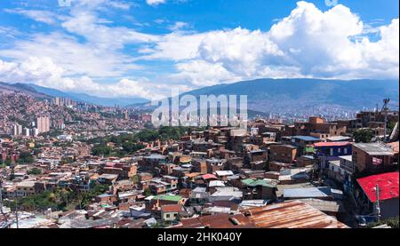 Die Stadt Medellin in kolumbien von einem Höhepunkt der Gemeinde 13 aus gesehen. Stockfoto