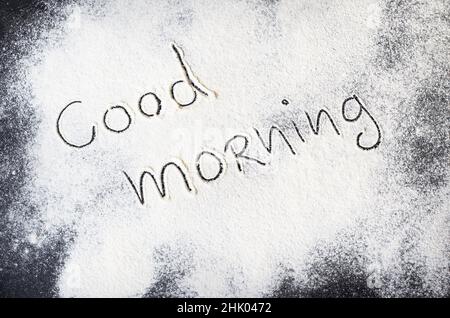 Guten Morgen Beschriftung auf dem Brett mit Mehl. Stockfoto