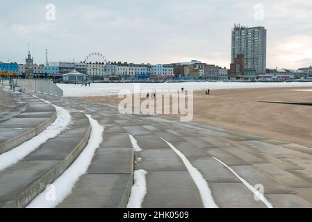 Margate Schritte zum Main Sands im Schnee mit Arlington House und Dreamland im Hintergrund, Margate, Kent Stockfoto