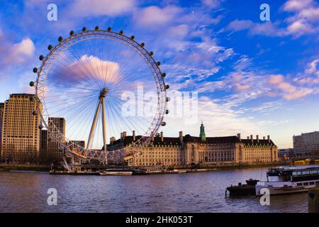 Die London Eye London City Szene entlang der Themse Stockfoto