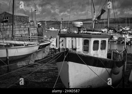 Fischerboote strandeten, als die Flut im Hafen von Mylor zurückging Stockfoto