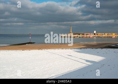 The Harbour Arm und Margate Main Sands im Schnee, Margate, Kent, Großbritannien Stockfoto