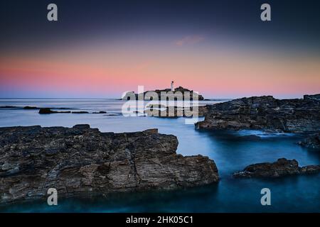 Am frühen Morgen Sonnenaufgang vom Leuchtturm mit Felsen Stockfoto