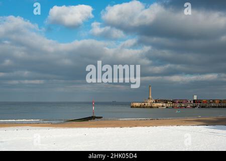 The Harbour Arm und Margate Main Sands im Schnee, Margate, Kent, Großbritannien Stockfoto