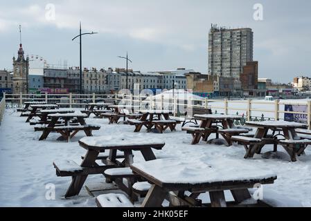 Sundowner Terrace Bar mit Marine Parade und Arlington House im Schnee, Margate, Kent Stockfoto