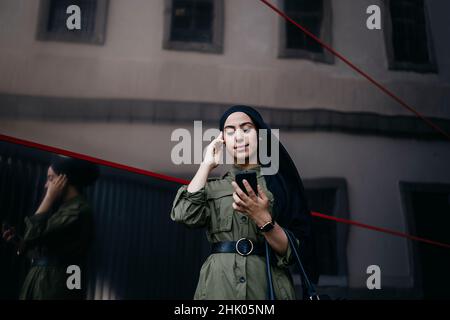 Moderne muslimische Frau in der Stadt Stockfoto