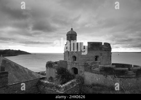 Das Schloss in St. Mawes, das 1540 erbaut wurde und eine der Artilleriefestungen von Heinrich VIII. An der Küste ist, schützt den Eingang zur Fal-Mündung Stockfoto