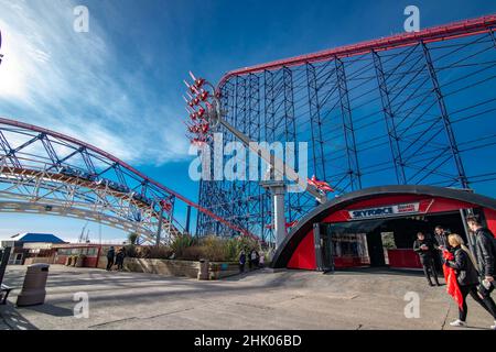 Weitwinkel Hochwertige Bilder von Blackpool Pleasure Beach, einschließlich The Big One, Sky Force, Big Dipper und Burger King Stockfoto