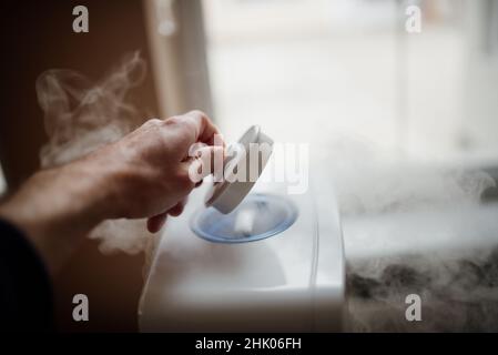 Nahaufnahme des Dampfes, der vom Luftbefeuchter kommt. Stockfoto