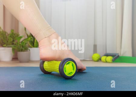 Entspannung der seitlichen Oberfläche des Fußes für sich selbst. Stockfoto