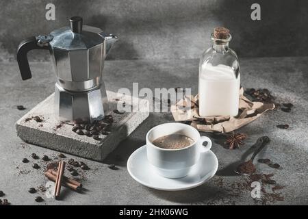 Tasse Kaffee mit Milch auf dunklem Hintergrund Stockfoto