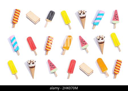 Draufsicht der Sammlung von verschiedenen Eiszapfen von bunten und Eis auf weißem Hintergrund. Flache Lay-Komposition. Stockfoto