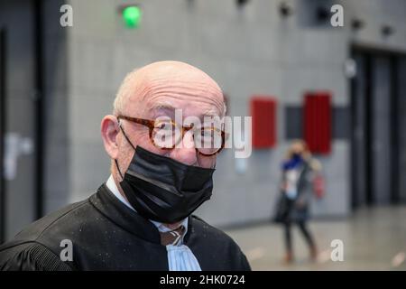 Der Anwalt von Nordahl Lelandais, Maître Alain Jakubowicz; Grenoble assize Courthouse, Ostfrankreich, am 1. Februar, 2022, für den Prozess gegen Nordahl Lelandais der Entführung und des Mordes an Maelys de Araujo, der während einer Hochzeit verschwand, im August 2017 angeklagt. Foto von Erik Sampers/ABACAPRESS.COM Stockfoto