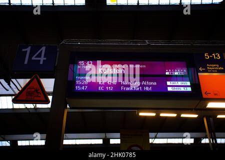 München, Deutschland - DEZ 09 2019 : Fahrplan mit dem Kufstein-Zielzug auf dem Bahnsteig Hauptbahnhof München, Hauptbahnhof Stockfoto