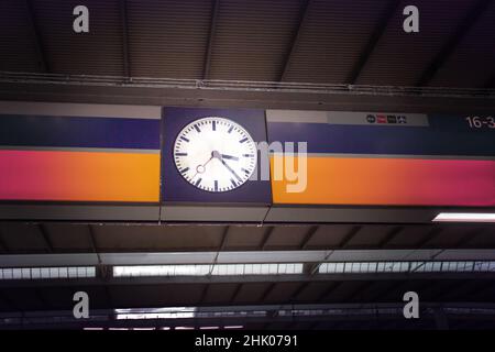 Uhr hängt auf dem großen Bahnhofsplatz Stockfoto