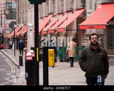 Luxuriöse Reihe von Geschäften, darunter Mont Blanc an der Royal Exchange, Cornhill City of London Stockfoto