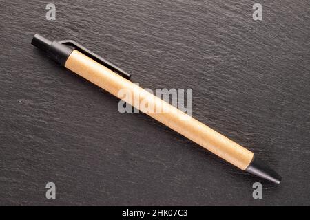 Ein Bleistift auf Schieferstein, Makroansicht, Draufsicht. Stockfoto