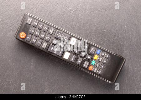 Eine Fernbedienung auf einem Schieferfelsen, Makroaufnahme, Draufsicht. Stockfoto