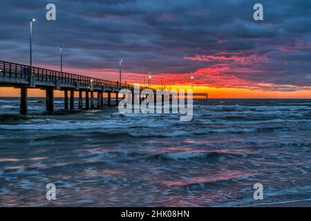 Sonnenaufgang am Bob Hall Pier in der Nähe von Corpus Christi, Texas Stockfoto